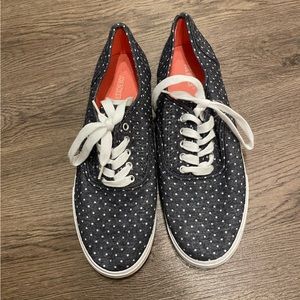 Joe Boxer blue shoes with white polka dots